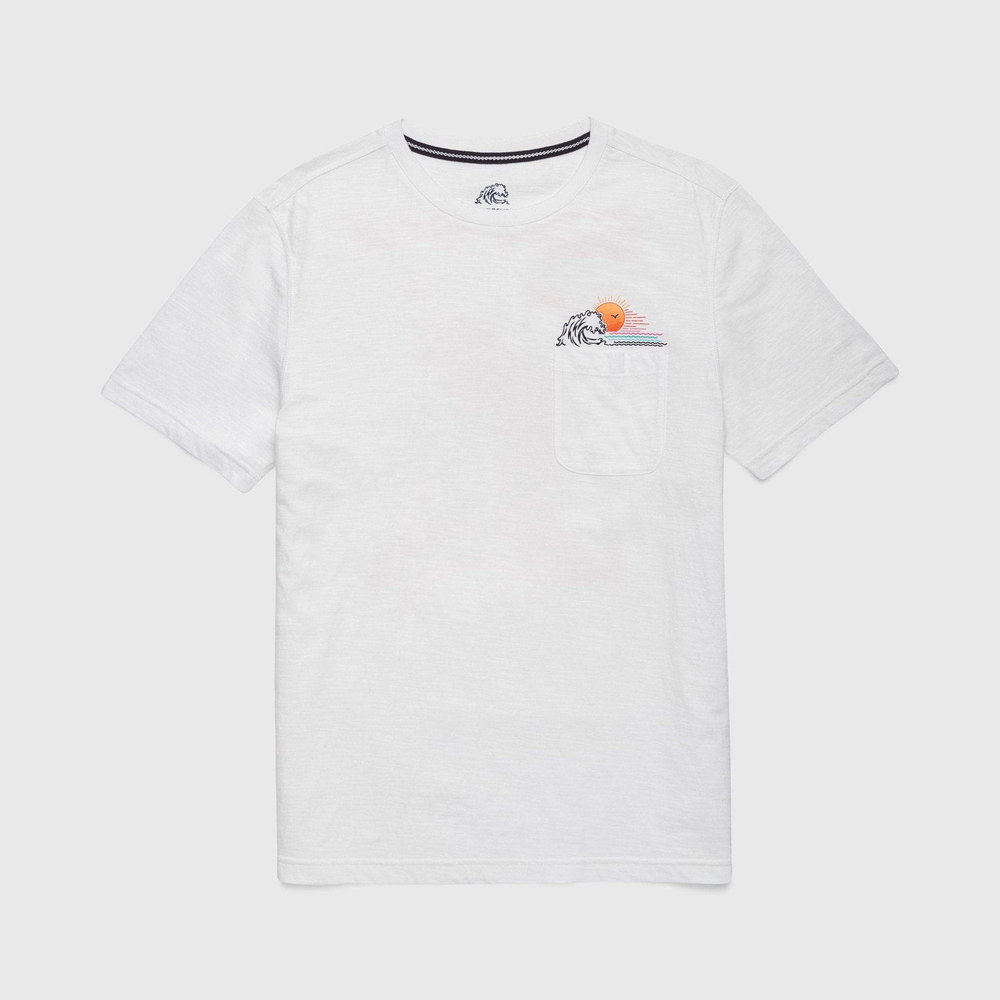 White Graphic Tee: The Simple Shirt That Rules 2026 Fashion